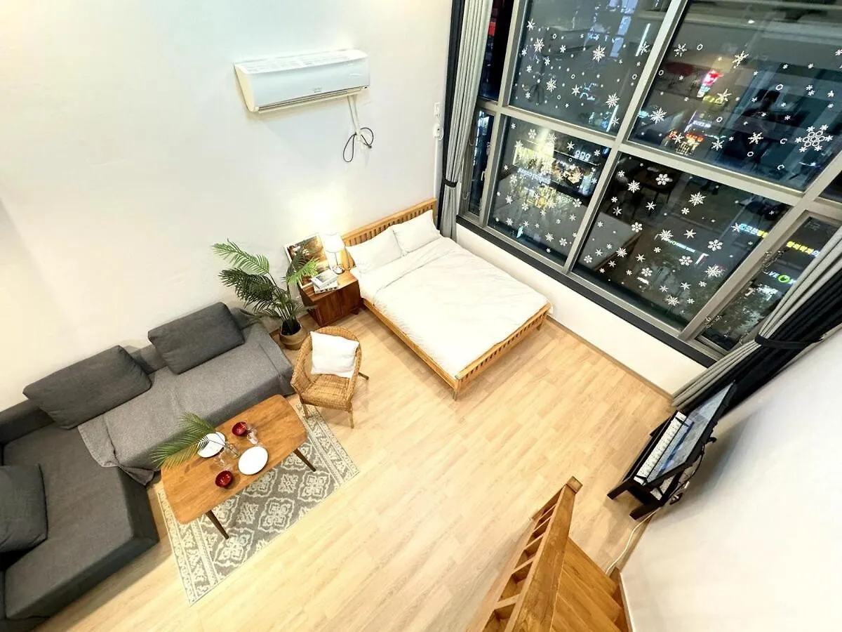 Spacious And Relaxing Duplex Hongik Stn 1Min Seoul
