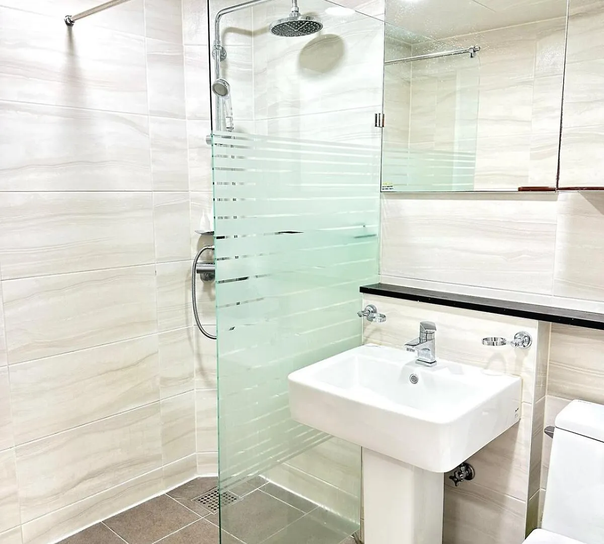 Spacious And Relaxing Duplex Hongik Stn 1Min Seoul