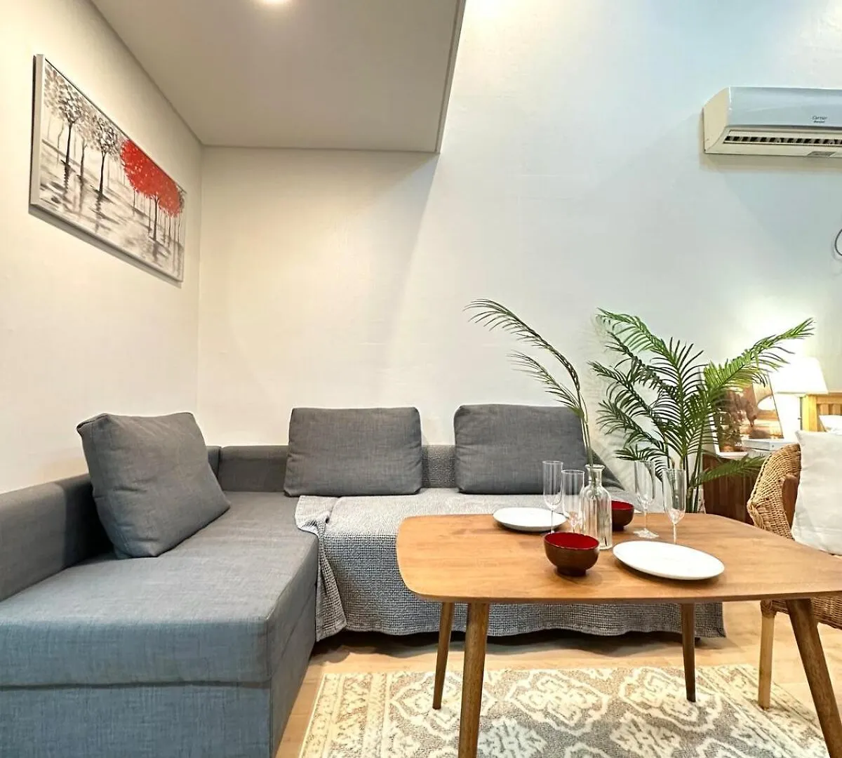 Spacious And Relaxing Duplex Hongik Stn 1Min Seoul Apartment