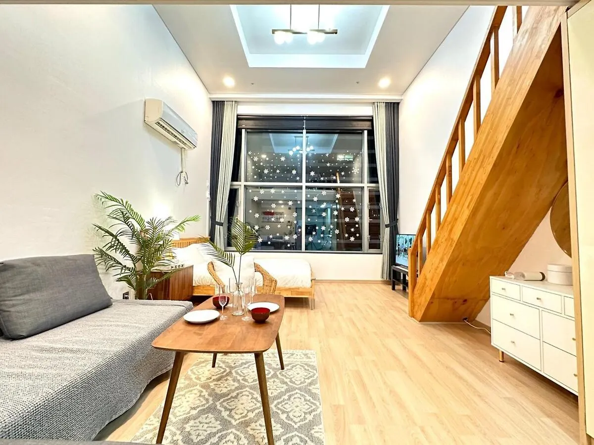 Spacious And Relaxing Duplex Hongik Stn 1Min Seoul